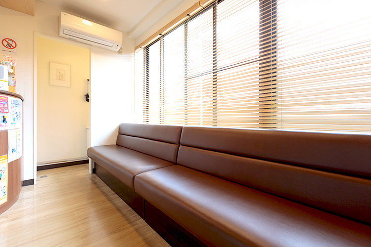 下田歯科医院 世田谷区 待合室は整理整頓され、毎日多くの患者が来院