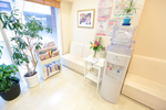 はらだデンタルクリニック 世田谷区 陽光が差し込む明るい雰囲気の待合スペース