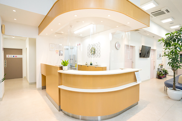 三木整形外科内科 箕面市 入り口はバリアフリーで、車いすでもスムーズに入ることができる