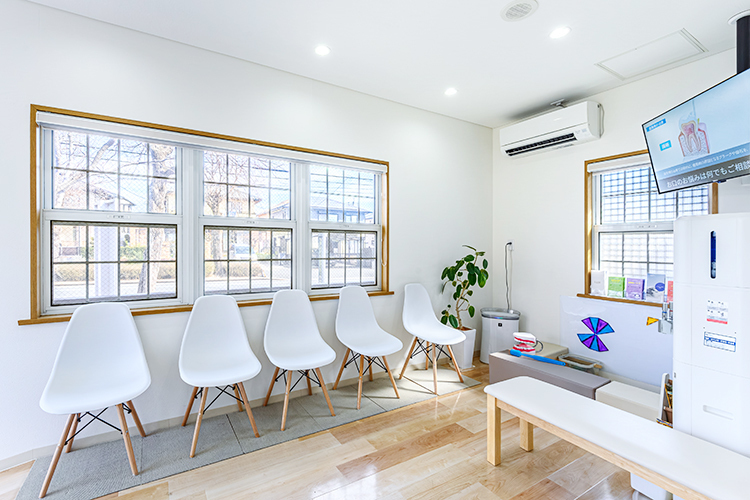かわはら歯科 新小郡クリニック 小郡市 陽光が差し込む、明るい雰囲気の待合室