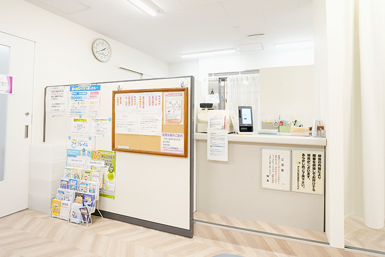 かんない駅前眼科クリニック 横浜市中区 院内には、目に関するさまざまな情報を掲示している