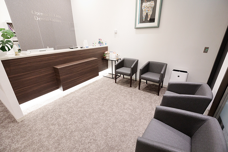 Otemachi One Dental Office 千代田区 待合室は落ち着いたシックな雰囲気