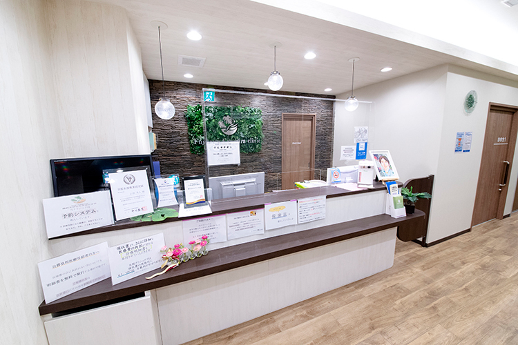 消化器と内視鏡の内科 藤沢えがしらクリニック 藤沢市 丁寧に対応してくれる受付が迎えてくれる