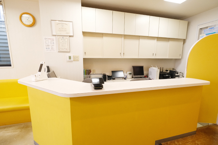 清水こどもクリニック 大阪市淀川区 優しいスタッフが明るく迎えてくれる受付