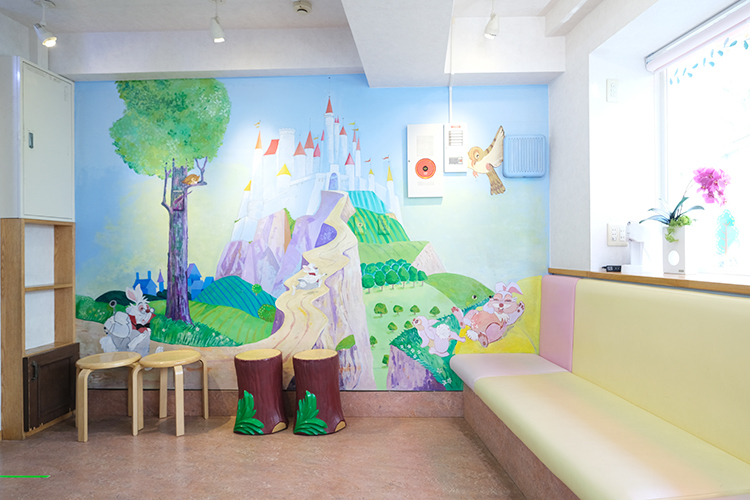 大川こども＆内科クリニック 大田区 待合室はカラフルで、ピンクと黄色で色分けされたソファーを配置