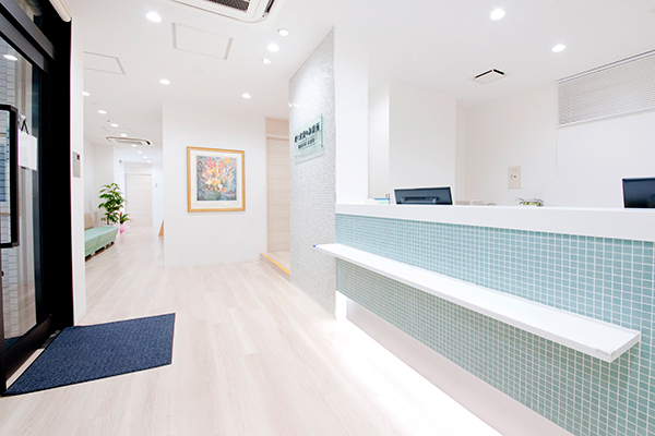 爪と皮膚の診療所 形成外科・皮膚科 横浜市青葉区 洗練された空間でリラックスすることのできる待合室
