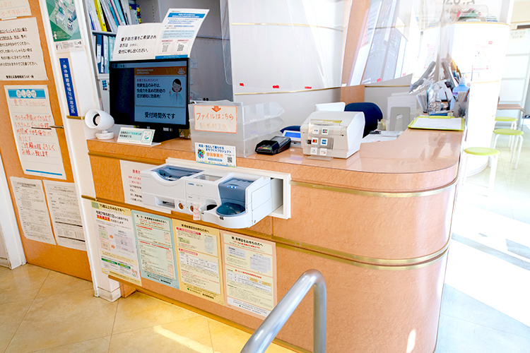 野津田耳鼻咽喉科アレルギー科 町田市 明るい光の入る院内。受付ではスタッフが温かく患者を迎える