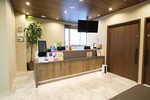 いななみクリニック 神戸市西区 ダークブラウンが基調の落ち着いた雰囲気の院内
