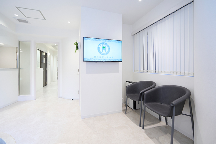 都立大学上田歯科 目黒区 白を基調とした清潔感あふれる院内