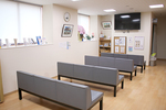 夜間休日診療所 キタゾノクリニック 鹿児島市 白を基調に清潔感のある待合スペース