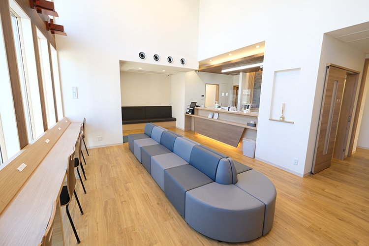 かながわ耳鼻咽喉科 北九州市門司区 ウッディーな色合いで落ち着いた雰囲気の受付