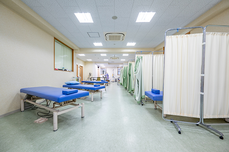 太田整形外科クリニック 福岡市早良区 3階のリハビリテーション室。症状に合わせて丁寧に行っている