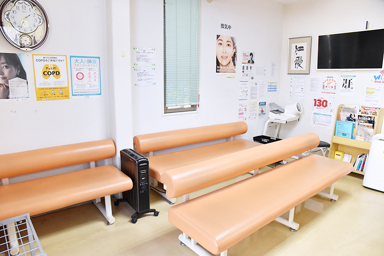 仁愛堂クリニック 江戸川区 落ち着いた雰囲気の待合室。リラックスして過ごせる空間