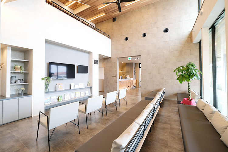 きむら内科内視鏡クリニック 一宮市 おしゃれで解放感のある待合室。USB電源やコンセントも設置