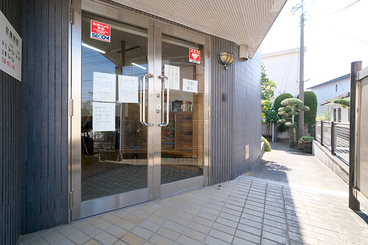 釜萢内科小児科医院 藤沢市 クリニックの入り口の奥にはスロープも設置している