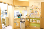 塙小児科医院 中央区 温かな雰囲気の待合
