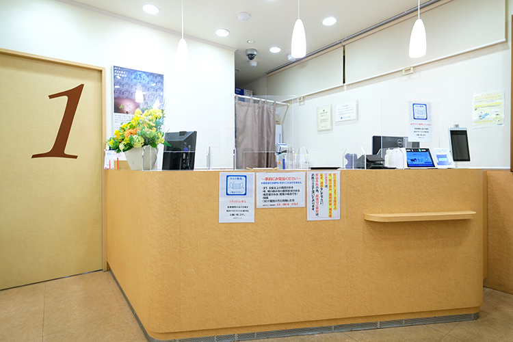 医療法人社団あかし会 山村クリニック 文京区 受付ではスタッフが明るく迎え入れてくれる。