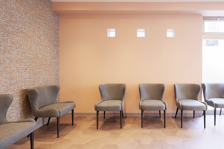 新宿四ツ谷駅睡眠障害・睡眠時無呼吸　はるスリープクリニック 新宿区 外からの光が優しく差し込む待合室