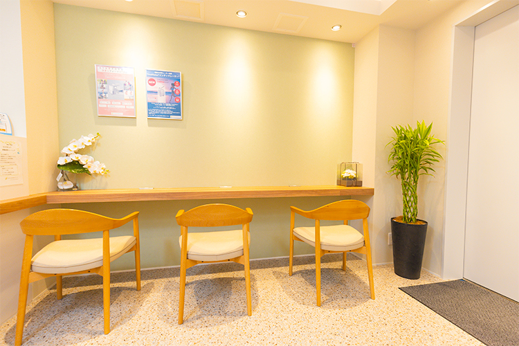 清澄女性泌尿器科クリニック 江東区 待合ではコンセント使用可能。患者同士の目線が合わない設計