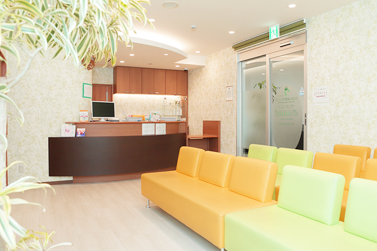 たかはし皮膚科クリニック 尼崎市 温かみのある雰囲気の待合室。院内はバリアフリーにも対応