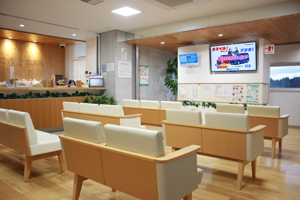クリニック1にしあいら 姶良市 白と木目調でまとめられた、明るく落ち着いた雰囲気の院内