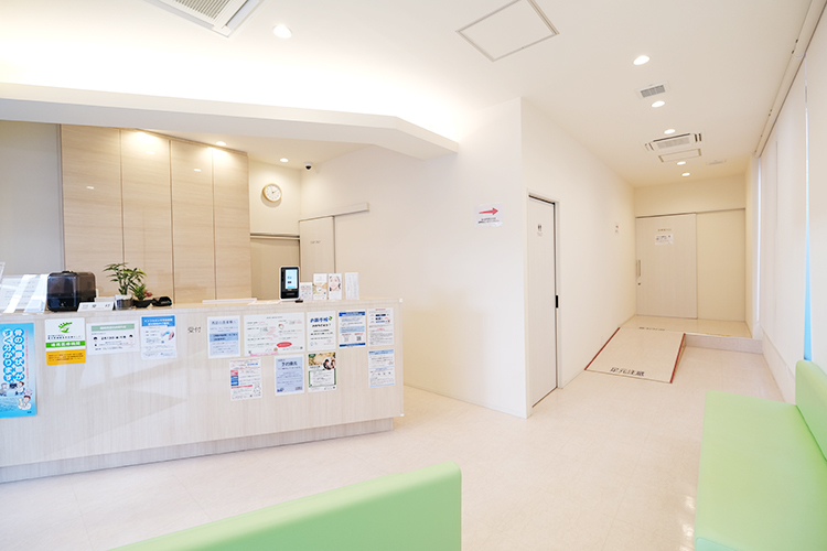 こまごめクリニック 豊島区 落ち着いた色調で統一された待合室でリラックスして過ごせる