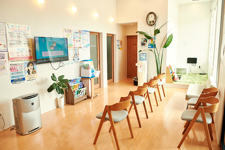よしむら歯科・小児歯科医院 鹿児島市 キッズスペースがある明るい待合室