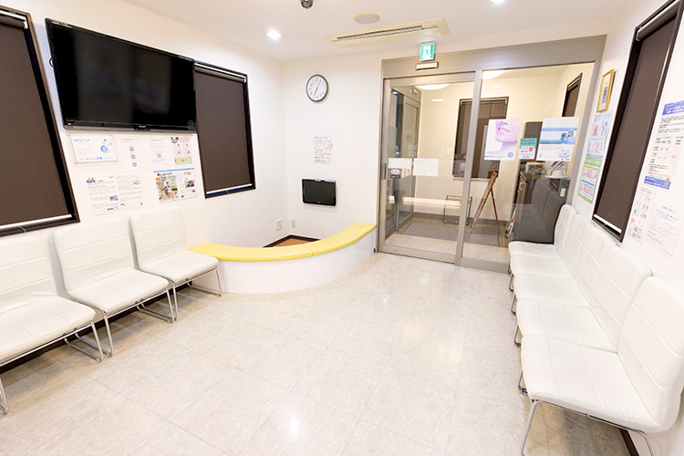 大川歯科医院 東大和市 受付スタッフが笑顔で優しく迎える