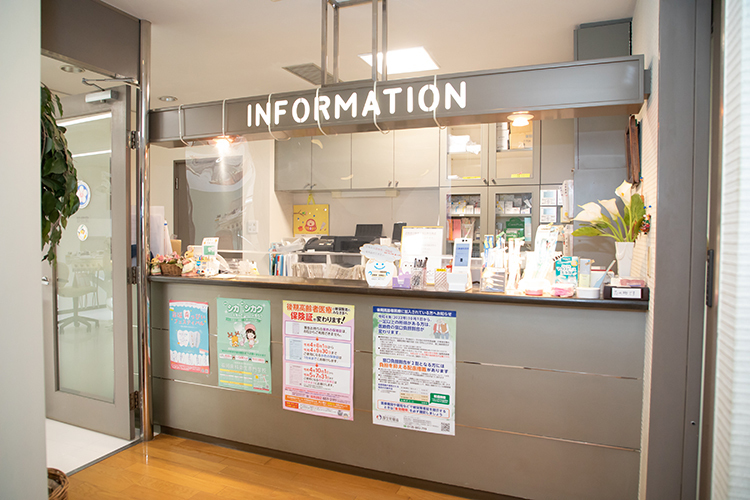 えとう歯科医院 宗像市 専門性や経験を生かしながら診療にあたっている