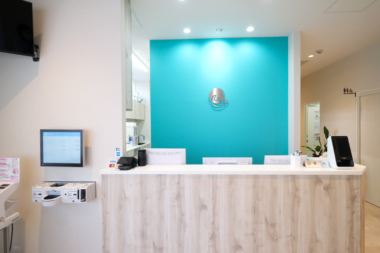 いまいけ内科外科クリニック 名古屋市千種区 アクアグリーンで統一された明るい院内
