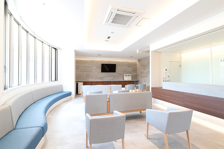 きやまクリニック 鹿児島市 落ち着いた雰囲気の待合スペース