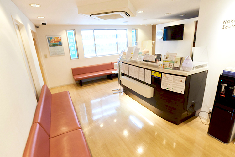 中山駅南口内科クリニック 横浜市緑区 明るいスタッフが出迎える待合室。エレベーター完備