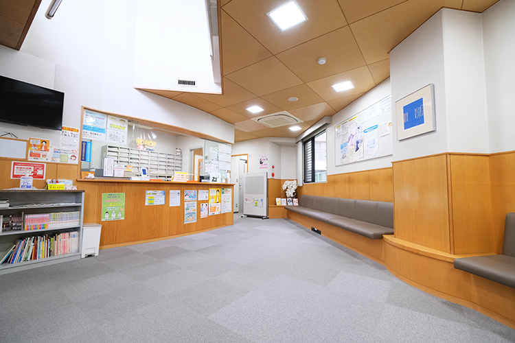 知立ファミリークリニック 知立市 待合室は吹き抜けで、広々