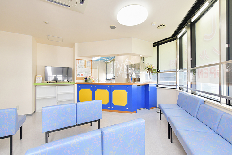 おおしま小児科アレルギー科 豊田市 広々とした待合室でゆっくり待つことができる