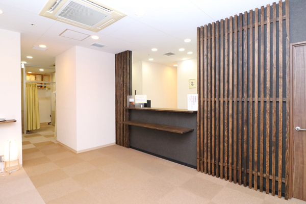 扇町漢方クリニック 大阪市北区 風情が漂う木目調の受付