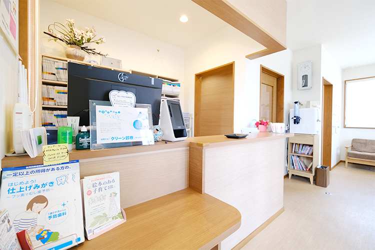 でぐち歯科医院 飯塚市 日の光が差し込む、温かな雰囲気の院内