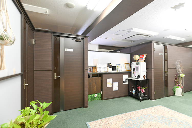 茅場町メンタルクリニック 中央区 自然をイメージし、木目調と緑色がメインの落ち着いた院内