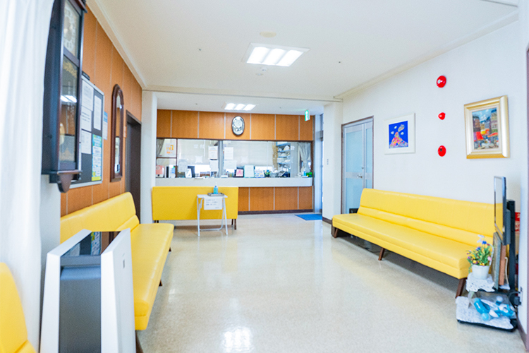 松岡内科 鹿児島市 鮮やかな黄色のソファーがポイントになっている待合