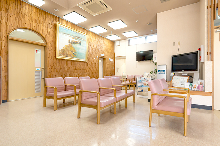 荒川医院 安八郡輪之内町 落ち着いた雰囲気の待合室ではゆったりと過ごすことができる