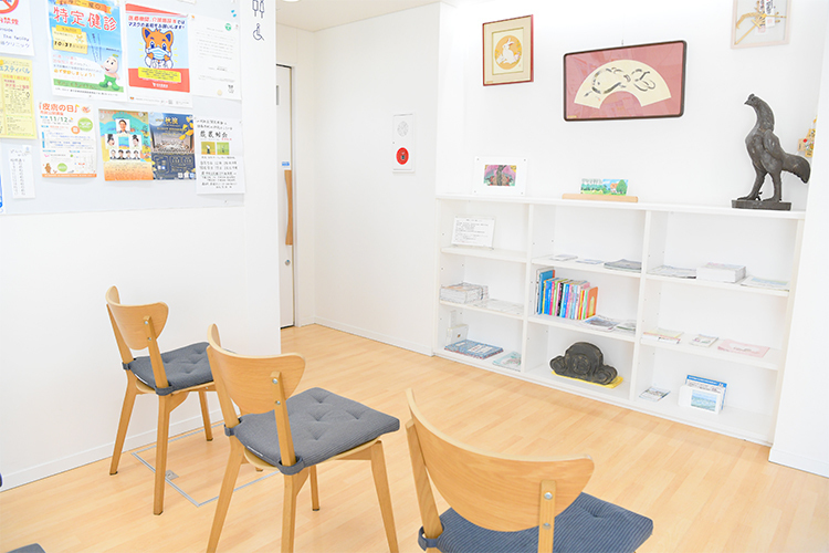 斎藤クリニック 蕨市 待合室にはさまざまな芸術品が置いてありワクワクするような空間