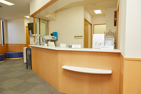 森口耳鼻咽喉科 枚方市 受付や待合室は広々とし、幅広い年齢層が通う