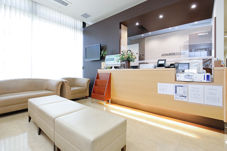 さぎぬま脳神経クリニック 川崎市宮前区 陽光が差し込む明るい待合室。院内はバリアフリー対応