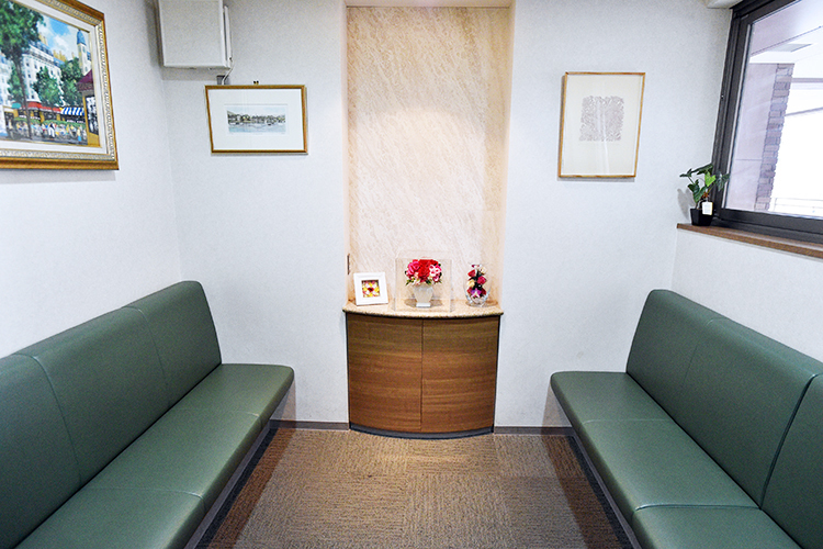 保倉眼科 吹田市 緑色がベースで落ち着いた雰囲気の待合室