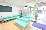 日下診療所 荒川区 待合室はリラックスできるスペースになっている