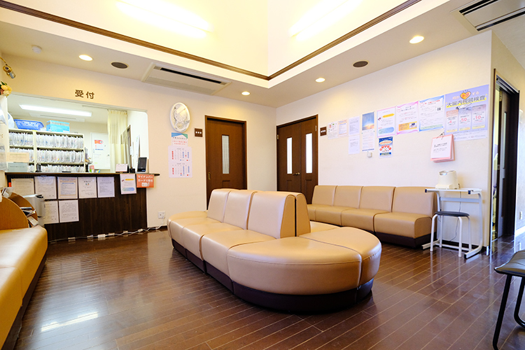 ひらたクリニック 江南市 吹き抜けが開放的な待合室