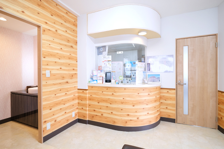 三木歯科医院 宇都宮市 スタッフが明るい笑顔で患者を迎える受付