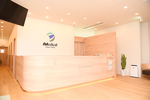 D Medical Clinic Osaka 大阪市北区 広々とした受付が出迎える