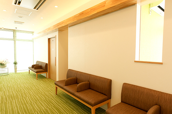 こじまデンタルクリニック 名古屋市緑区 待合室もゆったり空間になっており、院内外すべてバリアフリー