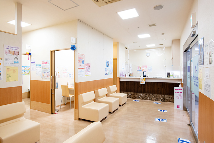 橋本クリニック 呉市 感染症にも気をつけている明るい待合室