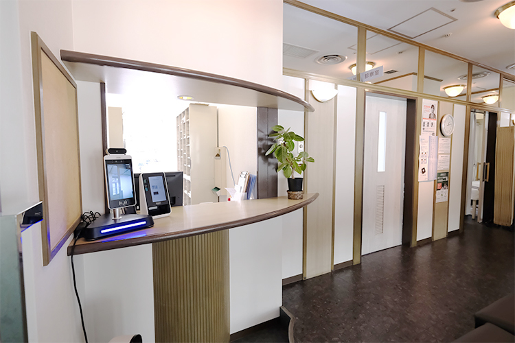 千里中央内科 豊中市 頼れるスタッフが在籍し、笑顔で患者を出迎える　